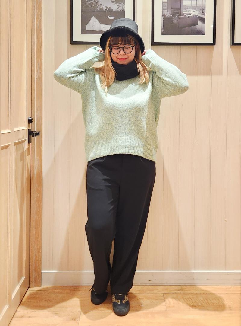 可愛いカラーのハイネックニット