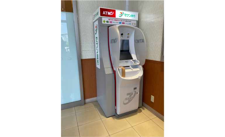 セブン銀行ATM(1F中央入口風除室)の外観写真